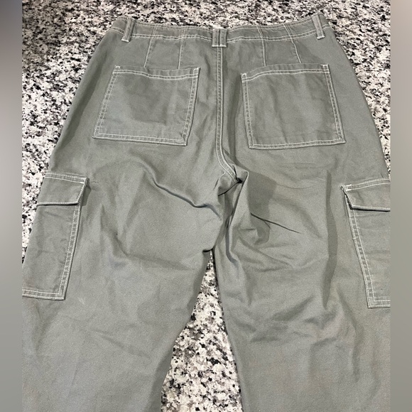 Forever 21 Olive Cargo Pants - Picture 3 of 6